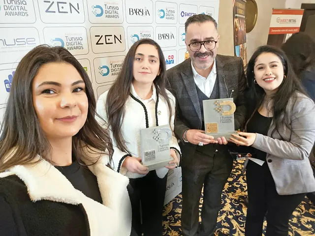 Des membres de l’équipe Web First Rank avec les trophées des Tunisia Digital Awards 2026